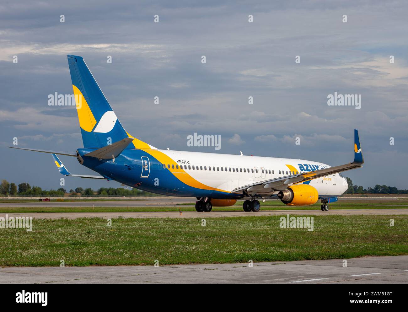 Ukrainisches Passagierflugzeug AZURAIR Boeing 737-800 UR-AZO. Flughafenvorfeld. Flugzeuge auf der Start- und Landebahn. Das Flugzeug kommt an. Ukraine, Kiew - 1. September 2021. Stockfoto