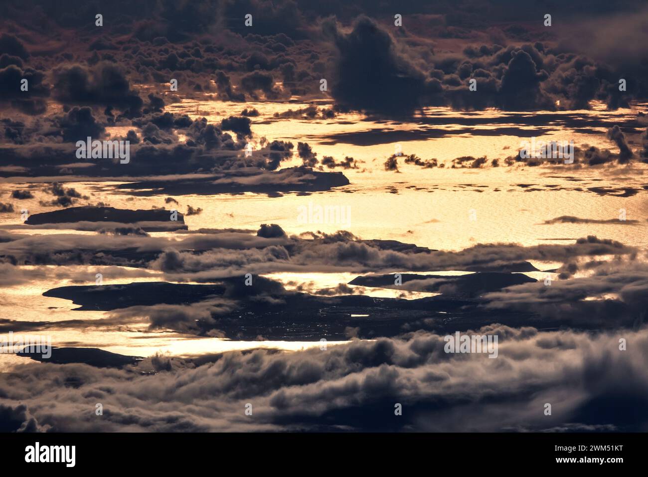Färöer-Inseln, aus der Luft, Inseln, die unter den Wolken ragen Stockfoto