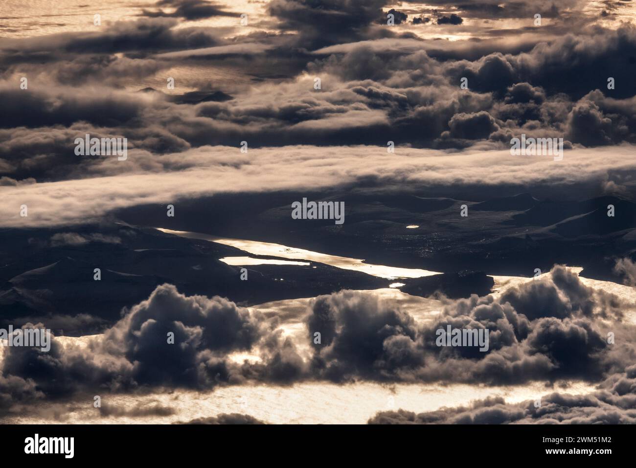 Färöer Inseln, aus der Vogelperspektive, Inseln, die unter den Wolken ragen, der Eidi See ist einfach sichtbar Stockfoto