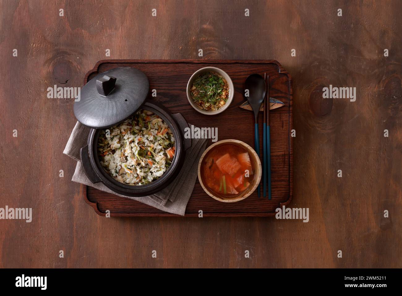 Koreanische Küche. Reis mit Gemüse in einem Topf auf hölzernem Hintergrund Stockfoto