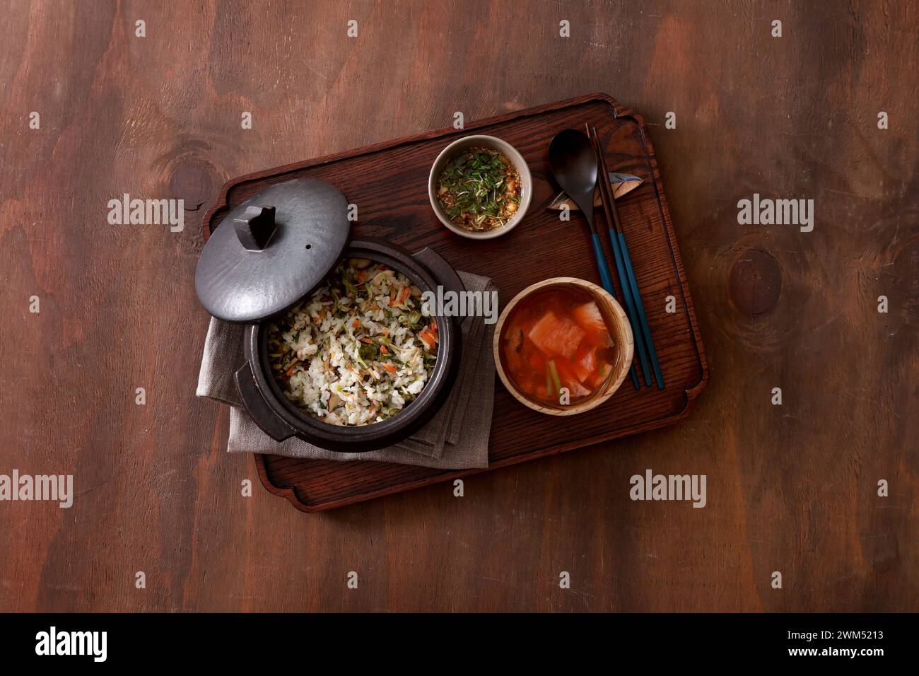 Koreanische Küche. Reis mit Gemüse in einem Topf auf hölzernem Hintergrund Stockfoto