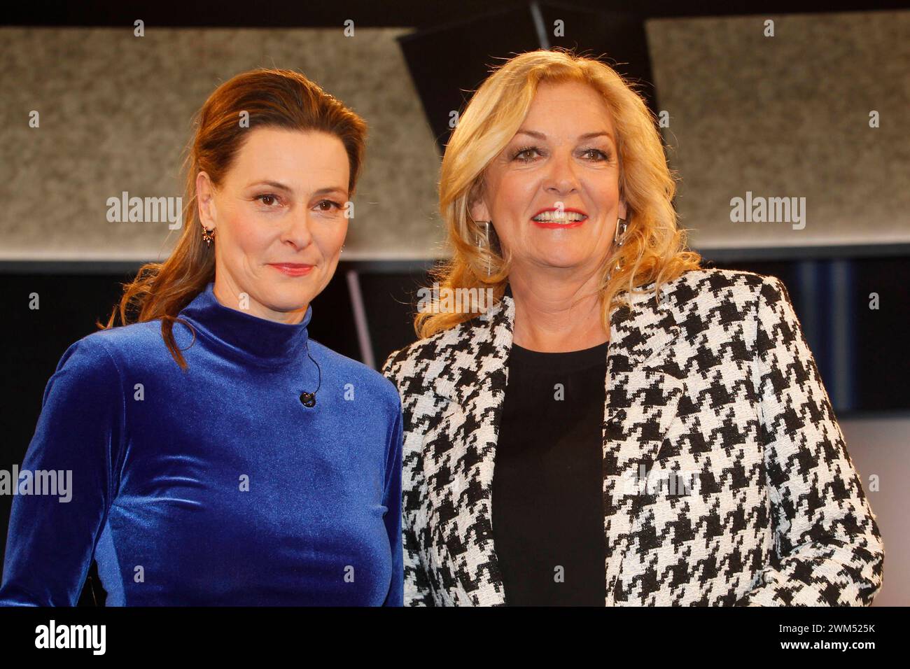 Hamburg, Deutschland 23. Februar 2024: NDR Talk Show - 23.02.2024 im Bild: v.li. Anja Reschke und Bettina Tietjen NDR Studio Hamburg *** Hamburg, Deutschland 23. Februar 2024 NDR Talk Show 23 02 2024 Bild von links Anja Reschke und Bettina Tietjen NDR Studio Hamburg Copyright: XFotostandx/xMeyerx Stockfoto