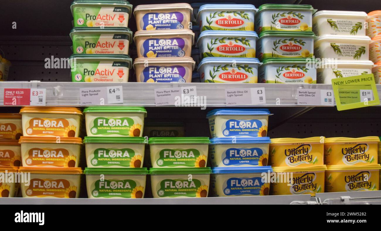 London, Großbritannien. Februar 2024. Pflanzliche Butteralternativen in einem Londoner Supermarkt. Milchalternativen könnten gezwungen werden, ihre Namen zu ändern und die Verwendung von Variationen von Begriffen wie "Milch", "Butter" und "Käse" im Rahmen der vorgeschlagenen neuen Vorschriften, die behaupten, Verwechslungen zwischen pflanzlichen Erzeugnissen und Milcherzeugnissen zu vermeiden, einzustellen. Der Vorschlag wurde von pflanzlichen Lebensmittelherstellern kritisiert. Quelle: Vuk Valcic/Alamy Live News Stockfoto
