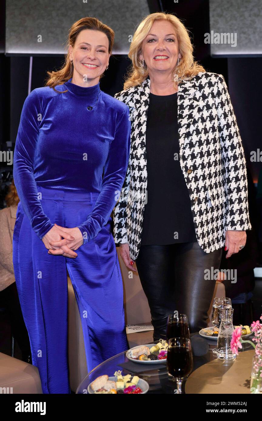 Anja Reschke und Bettina Tietjen bei der Aufzeichnung der NDR Talk Show im NDR Fernsehstudio Lokstedt. Hamburg, 23.02.2024 *** Anja Reschke und Bettina Tietjen bei der Aufnahme der NDR Talk Show im NDR-Fernsehstudio Lokstedt Hamburg, 23 02 2024 Foto:xgbrcix/xFuturexImagex ndr_talk2302_4201 Stockfoto