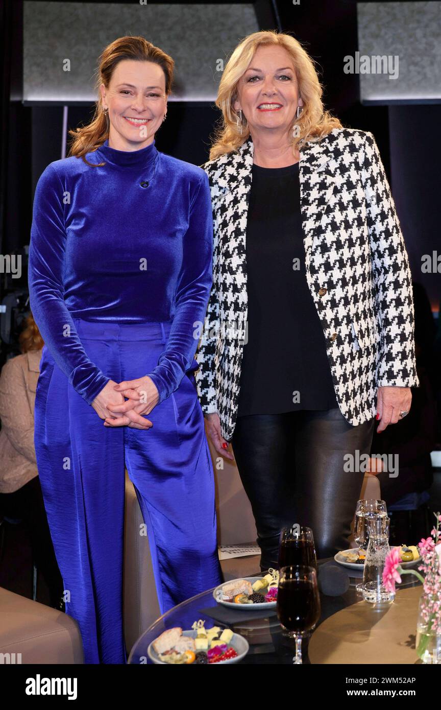 Anja Reschke und Bettina Tietjen bei der Aufzeichnung der NDR Talk Show im NDR Fernsehstudio Lokstedt. Hamburg, 23.02.2024 *** Anja Reschke und Bettina Tietjen bei der Aufnahme der NDR Talk Show im NDR-Fernsehstudio Lokstedt Hamburg, 23 02 2024 Foto:xgbrcix/xFuturexImagex ndr talk2302 4202 Stockfoto
