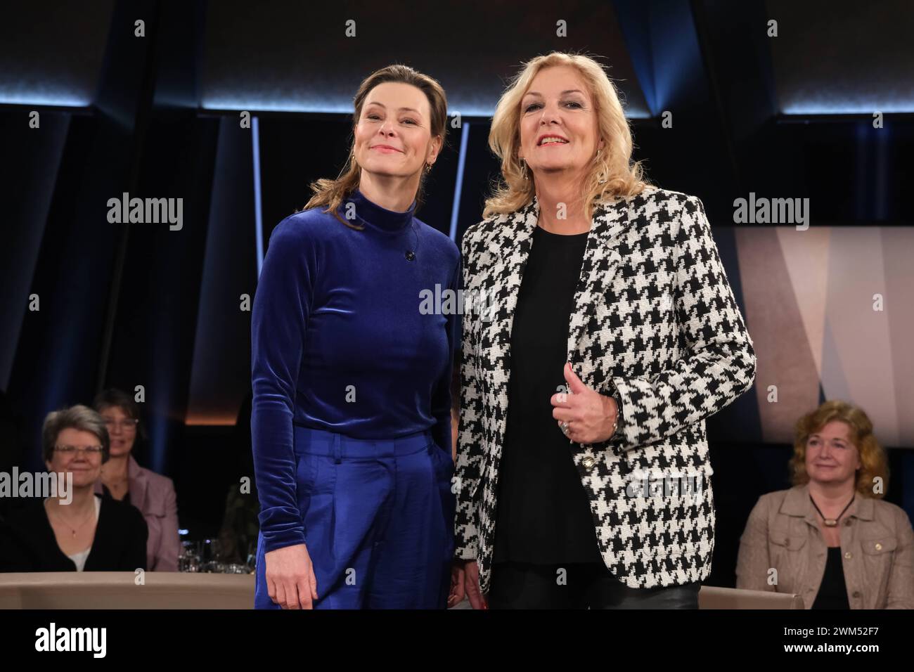 Anja Reschke und Bettina Tietjen moderieren die NDR Talk Show, Fototermin am 23.2.2024 im Fernsehstudio Hamburg Lokstedt *** Anja Reschke und Bettina Tietjen moderieren die NDR Talk Show, Fotosession am 23 2 2024 im Fernsehstudio Hamburg Lokstedt Stockfoto