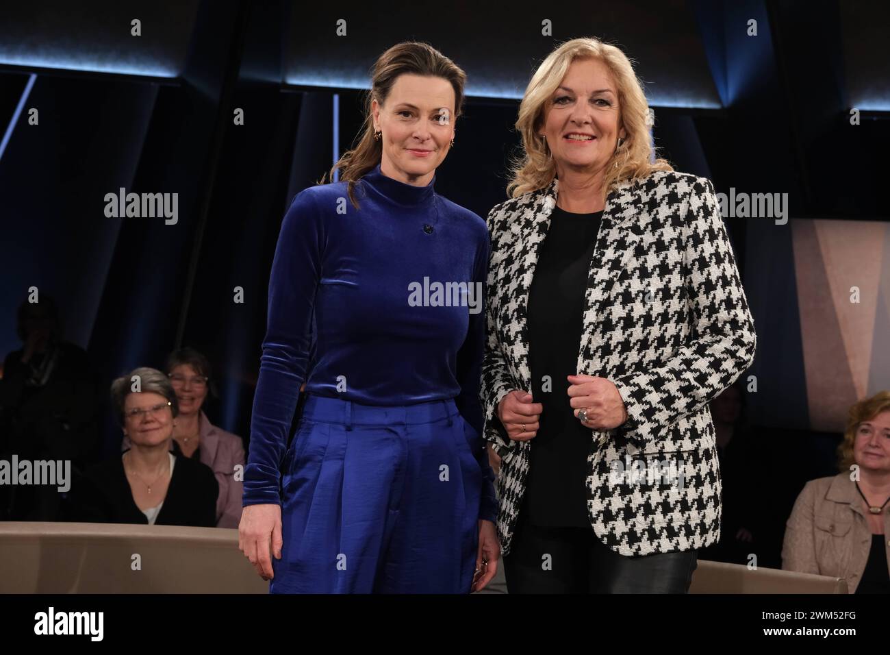 Anja Reschke und Bettina Tietjen moderieren die NDR Talk Show, Fototermin am 23.2.2024 im Fernsehstudio Hamburg Lokstedt *** Anja Reschke und Bettina Tietjen moderieren die NDR Talk Show, Fotosession am 23 2 2024 im Fernsehstudio Hamburg Lokstedt Stockfoto