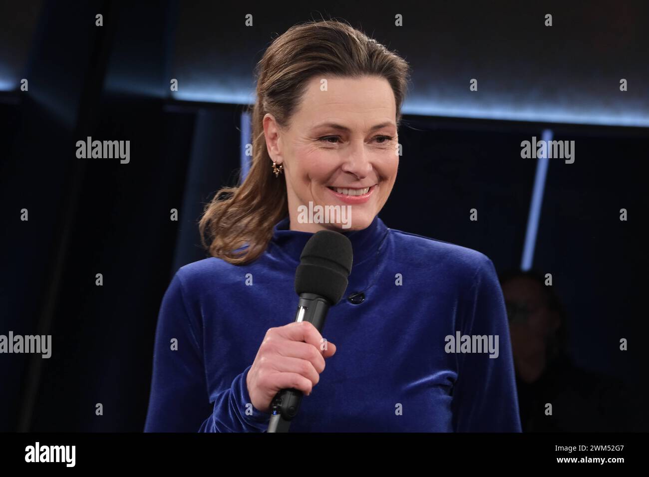 Anja Reschke moderiert die NDR Talk Show, Fototermin am 23.2.2024 im Fernsehstudio Hamburg Lokstedt *** Anja Reschke moderiert die NDR Talk Show, Fotosession am 23 2 2024 im Fernsehstudio Hamburg Lokstedt Stockfoto