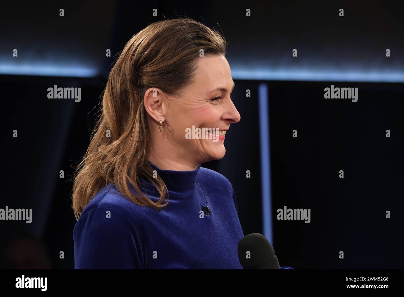 Anja Reschke moderiert die NDR Talk Show, Fototermin am 23.2.2024 im Fernsehstudio Hamburg Lokstedt *** Anja Reschke moderiert die NDR Talk Show, Fotosession am 23 2 2024 im Fernsehstudio Hamburg Lokstedt Stockfoto