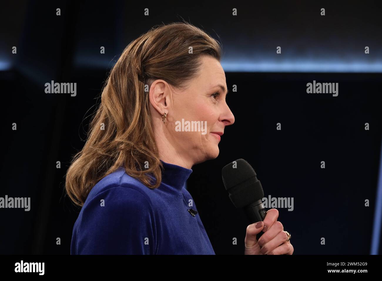 Anja Reschke moderiert die NDR Talk Show, Fototermin am 23.2.2024 im Fernsehstudio Hamburg Lokstedt *** Anja Reschke moderiert die NDR Talk Show, Fotosession am 23 2 2024 im Fernsehstudio Hamburg Lokstedt Stockfoto