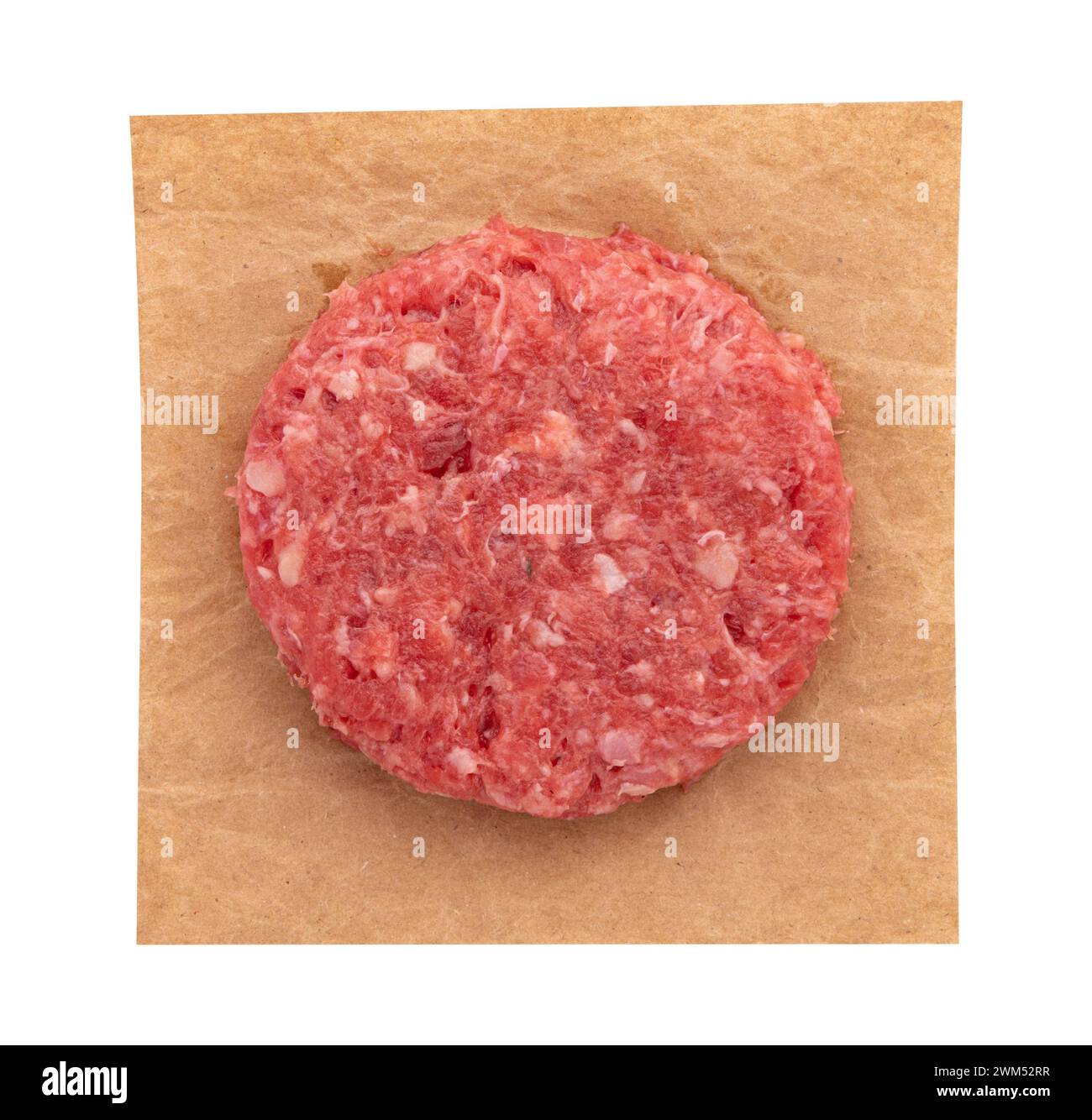 Frisches rohes Fleisch Burgerschnitzel auf Pergamentpapier isoliert auf weißem Hintergrund mit Schnittpfad, Draufsicht Stockfoto