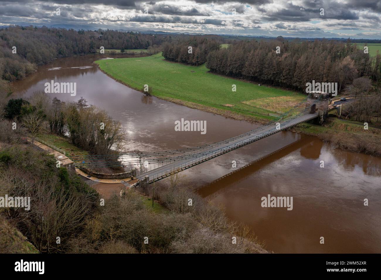 Die Union Chain Bridge, die kürzlich renoviert wurde und England und Schottland über den Fluss Tweed verbindet, der sich im Fluss befindet Stockfoto