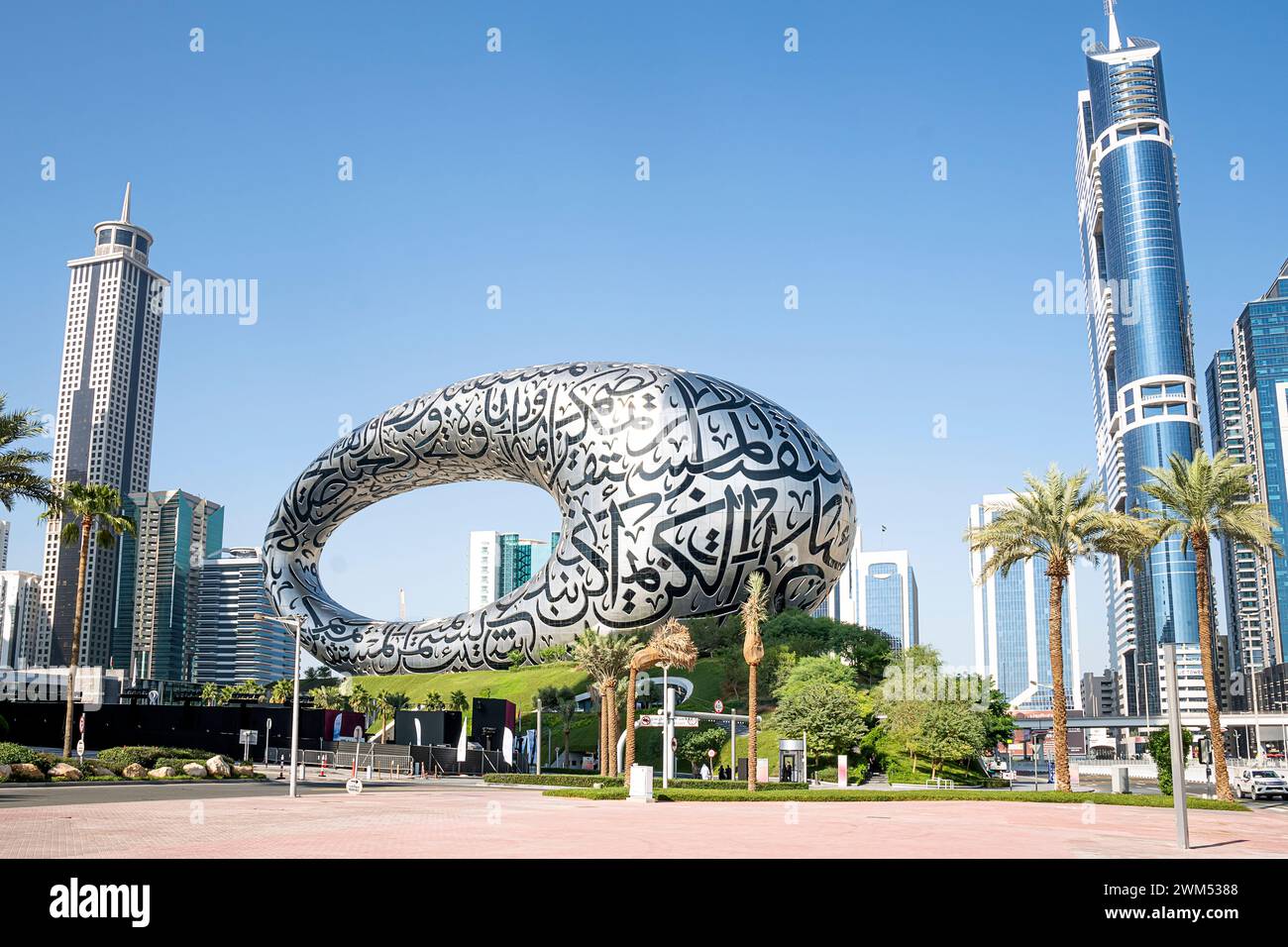 Dubai, VAE - 28. November 2022: Das torusförmige Museum der Zukunft mit Blick auf die berühmte Sheikh Zayed Road von Dubai mit geprägtem arabischem Kalligrap Stockfoto