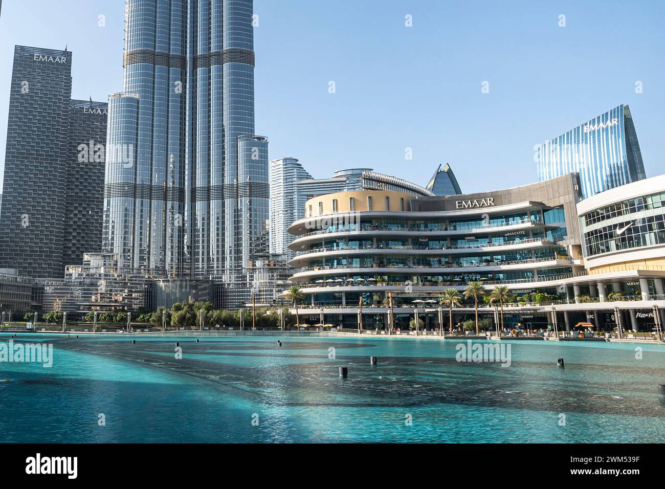 Dubai, VAE, Vereinigte Arabische Emirate. 27. November 2022. Künstlicher See mit Brunnen und Turm. Das höchste Gebäude der Welt, Burj Khalifa und Stockfoto