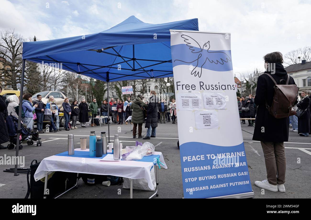 München, Deutschland. Februar 2024. Teilnehmer an einer von "Freien Russen" organisierten Kundgebung demonstrieren in der Nähe des russischen Konsulats, um den zweiten Jahrestag des russischen Aggressionskrieges gegen die Ukraine zu feiern. Quelle: Uwe Lein/dpa/Alamy Live News Stockfoto