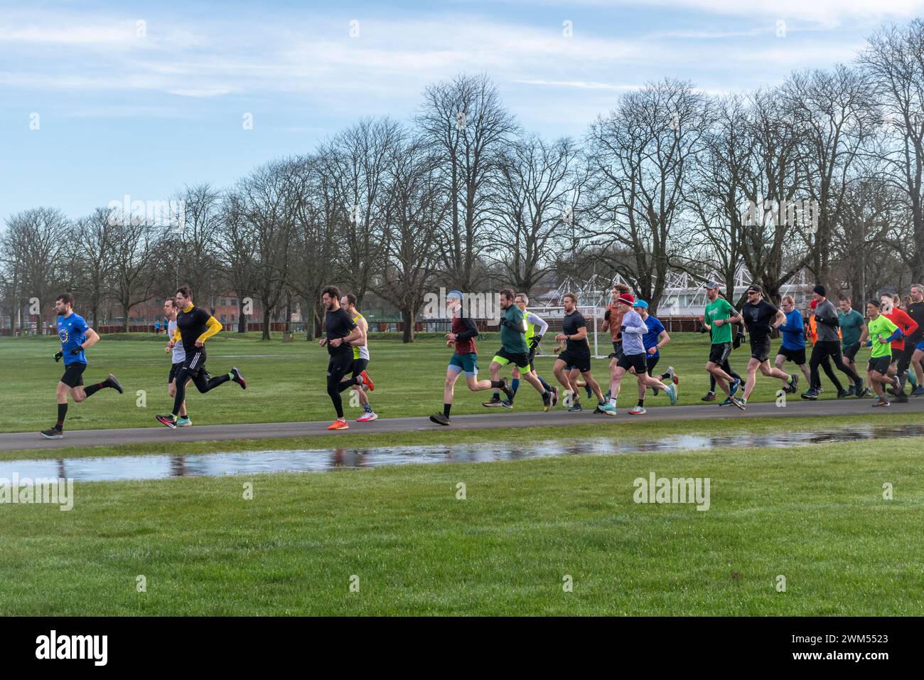 Teilnehmer am Rushmoor Parkrun, einem regulären Samstag-Laufrennen in Aldershot, Hampshire, England, im Februar 2024 Stockfoto
