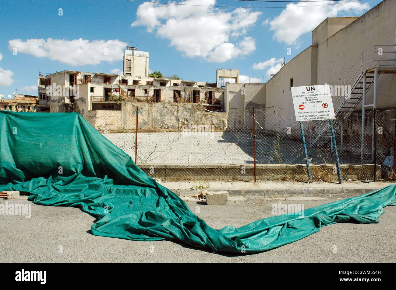 Die von UN-Truppen (UNFICYP) kontrollierte Grüne Linie in Zypern ist 180 Kilometer lang. Sie verläuft über die gesamte Insel in Ost-West-Richtung. Stockfoto