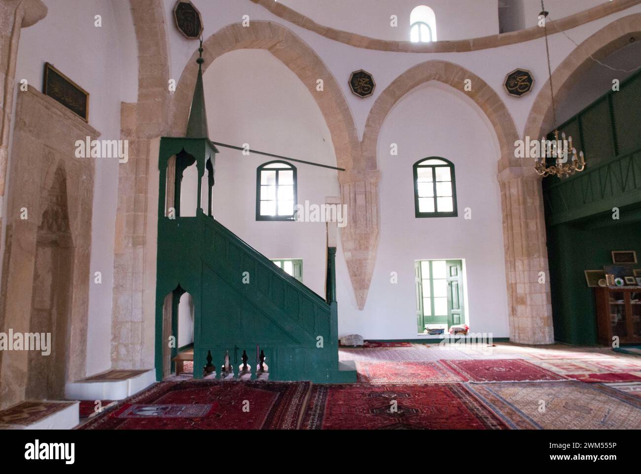 Die Hala-Sultan-Moschee am Westufer des Salzsees Larnaka ist das wichtigste Heiligtum der Muslime auf Zypern. Stockfoto