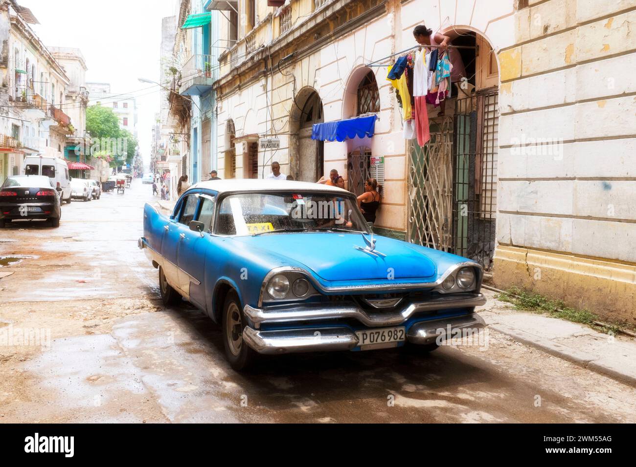 Straßenszene im Centro Habana. Ein 1957 Dodge Coronet. Stockfoto