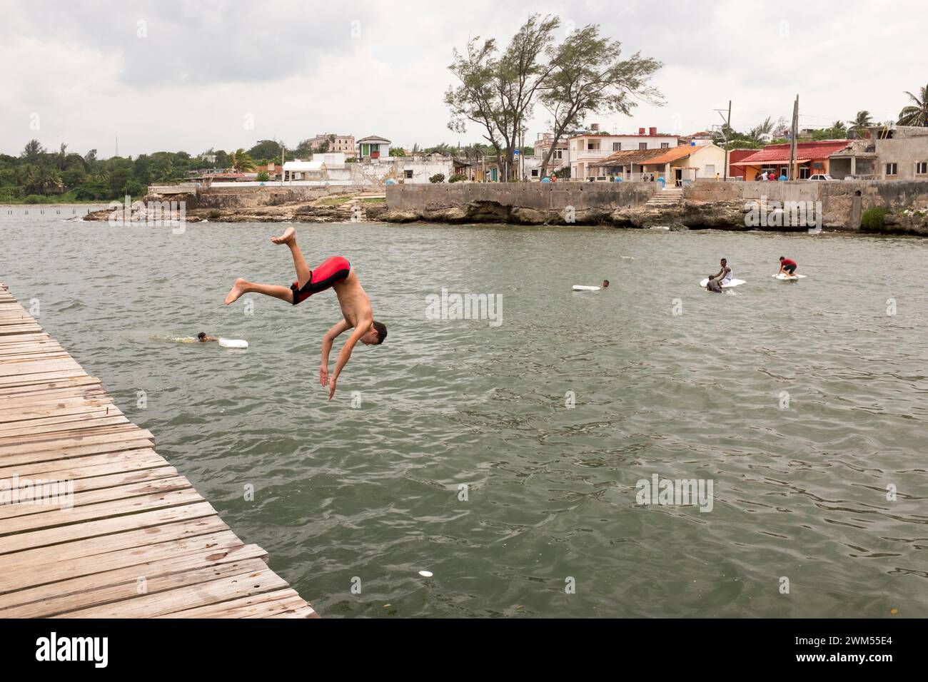 Kinder schwimmen in der Cojimar Bay Stockfoto