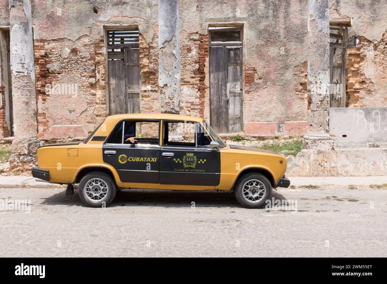 Taxi vor dem baufälligen Haus auf der Hauptstraße von Cojimar Stockfoto