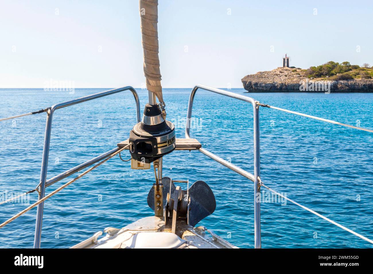 Abfahrt am Vormittag von der Bucht von Porto Cristo an der Ostküste Mallorcas Stockfoto