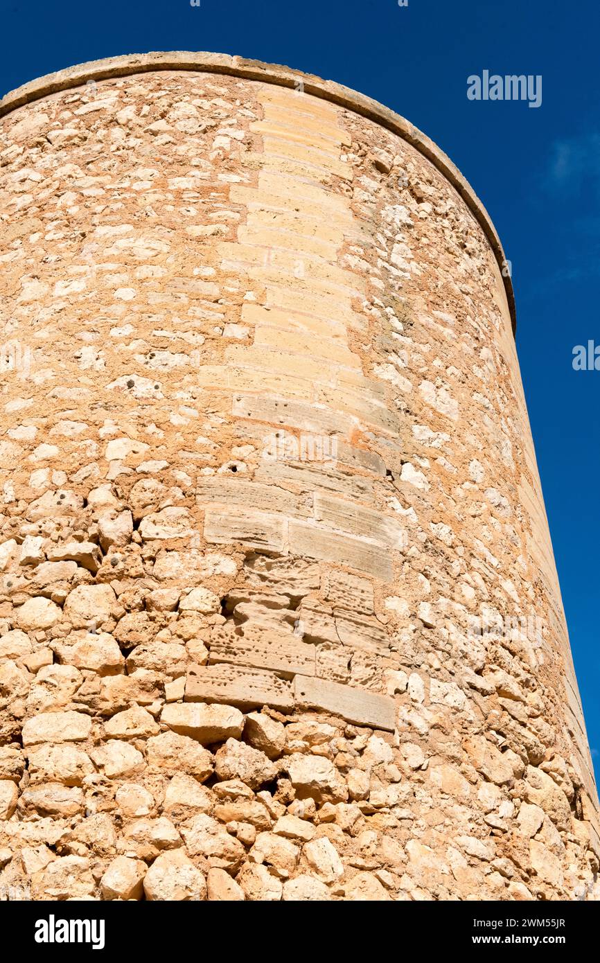 Der Torre dels Falcons in Porto Cristo an der Ostküste Mallorcas wurde im 16. Jahrhundert erbaut. Stockfoto