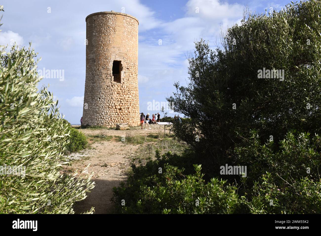 Der Torre dels Falcons in Porto Cristo an der Ostküste Mallorcas wurde im 16. Jahrhundert erbaut. Stockfoto