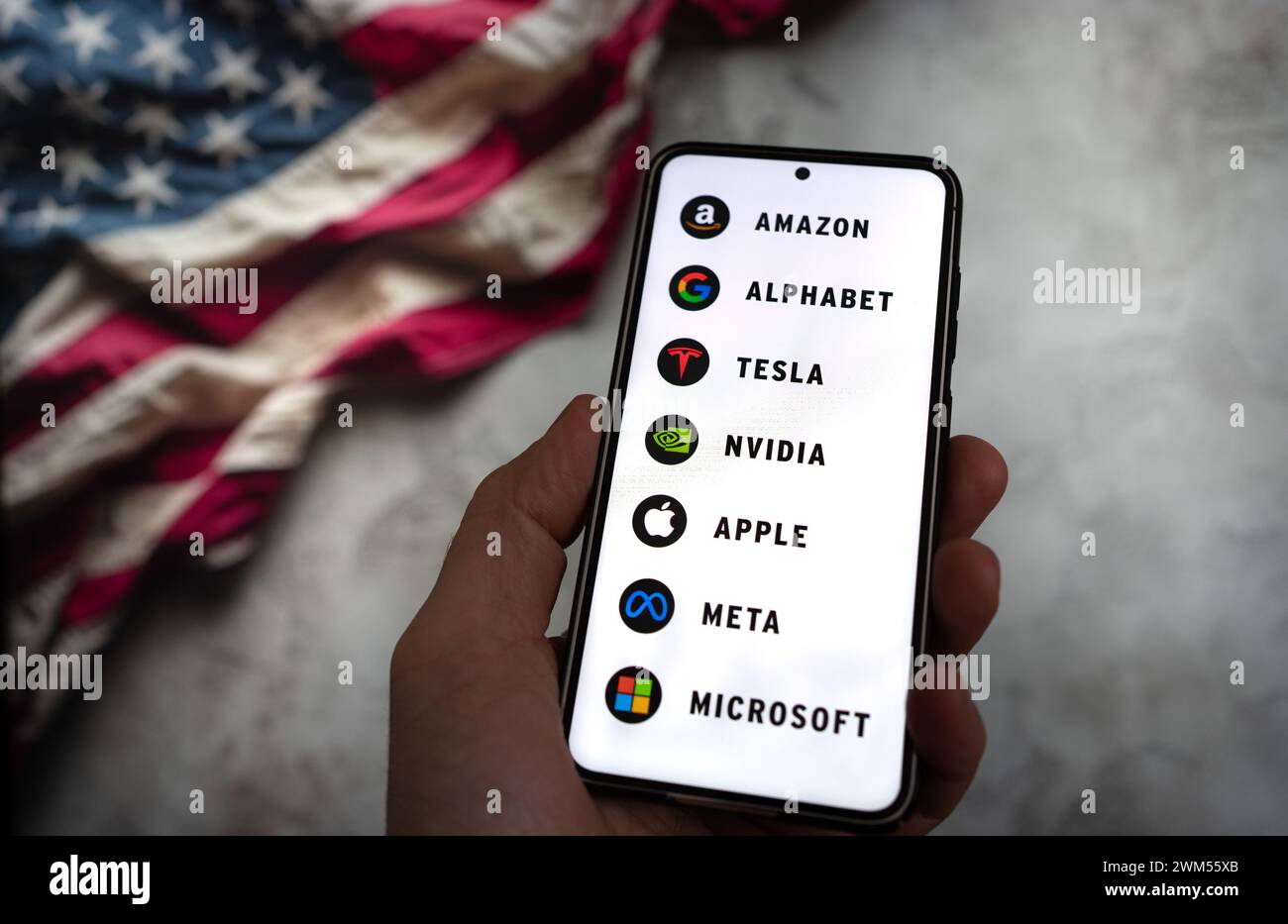Magnificent Seven – die größten Unternehmen im Bereich Informationstechnologie, die auf dem Smartphone angezeigt werden Stockfoto