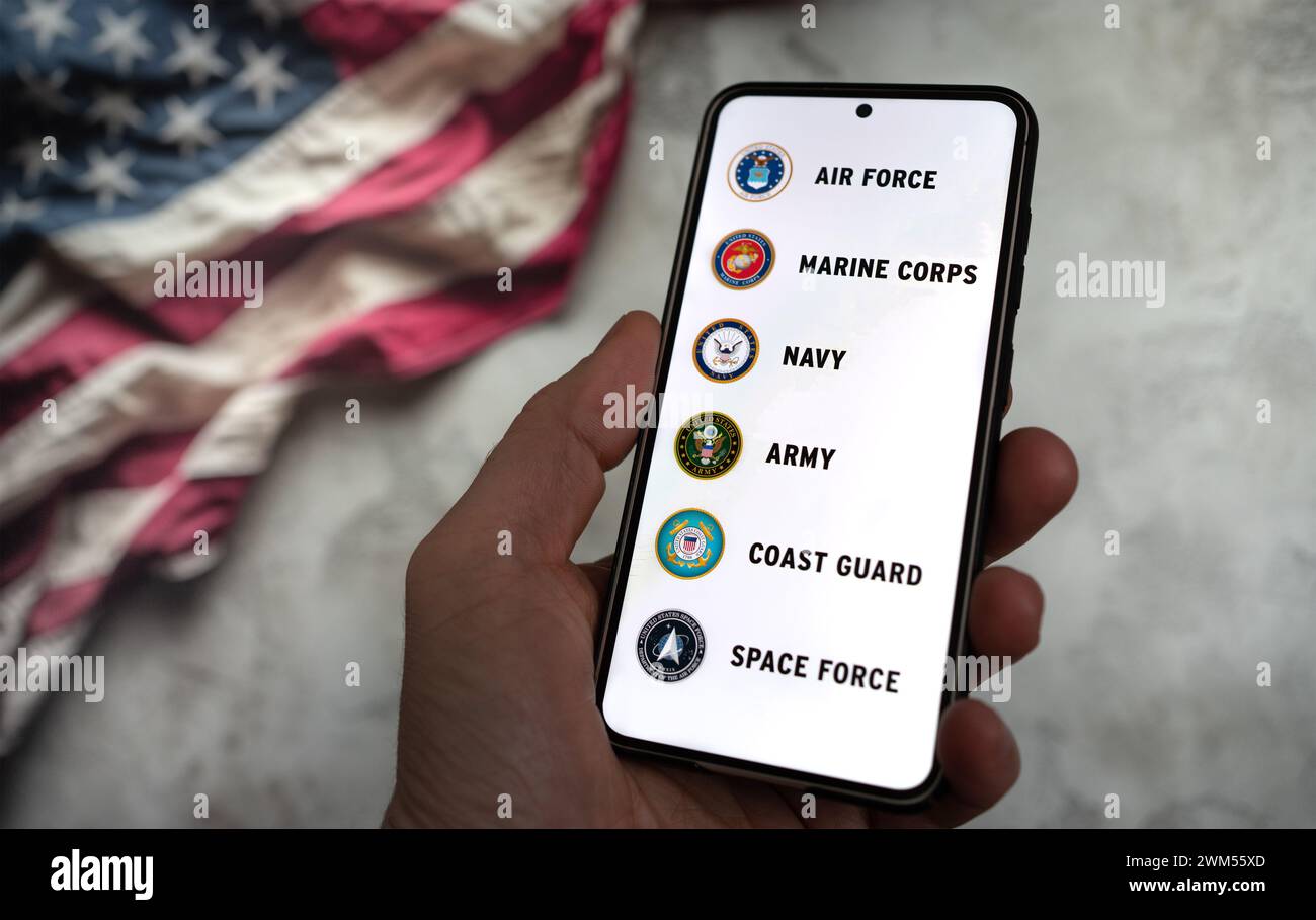 Auf dem Smartphone angezeigte Embleme der US-Streitkräfte Stockfoto