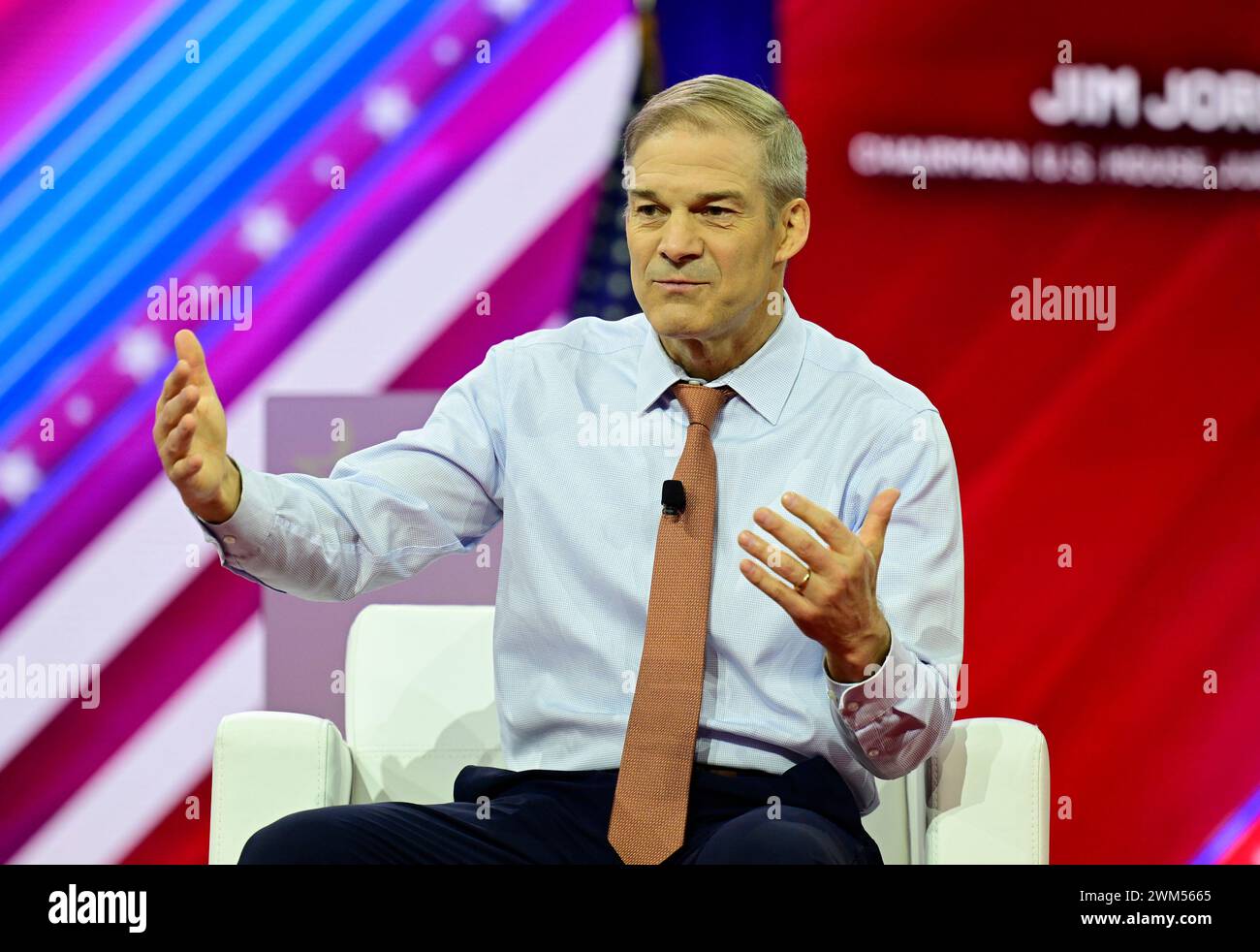 National Harbor, Maryland, USA. Februar 2024. Der US-Repräsentant Jim Jordan (Republikaner von Ohio), Vorsitzender des US-Justizausschusses, wird von Matt Schlapp, dem Vorsitzenden der American Conservative Union, während einer Podiumsdiskussion mit dem Titel „What You Talking bout Fani Willis?“ interviewt. Auf der Konservativen Politischen Aktionskonferenz (CPAC) 2024 in National Harbor, Maryland, USA, am Freitag, den 23. Februar, 2024. Credit: Ron Sachs /CNP /MediaPunch Credit: MediaPunch Inc/Alamy Live News Stockfoto