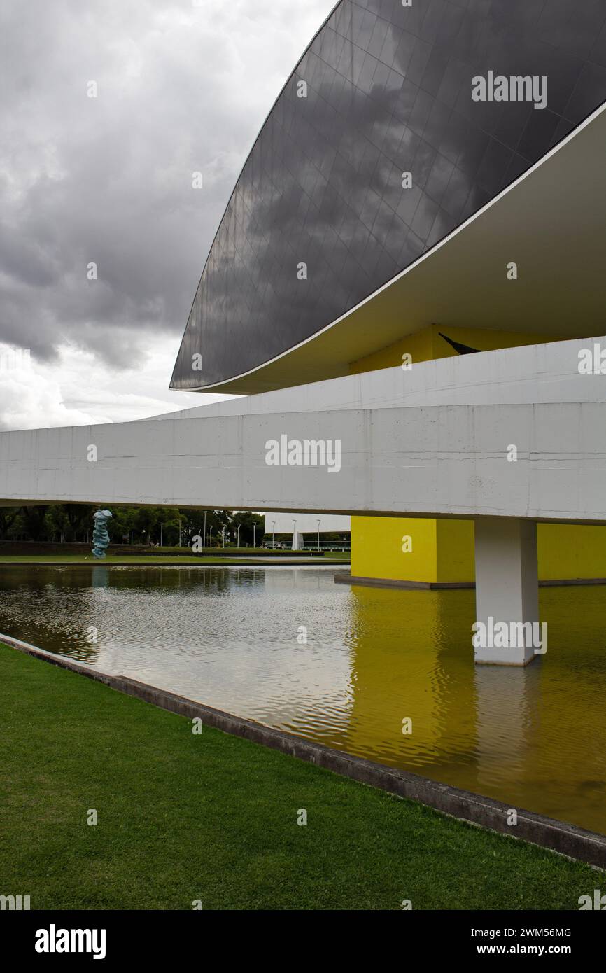 Curitiba, Paraná, Brasilien - 26. Dezember 2020: Blick auf das Oscar Niemeyer Museum, auch bekannt als Museu do Olho oder Niemeyer's Eye. Stockfoto