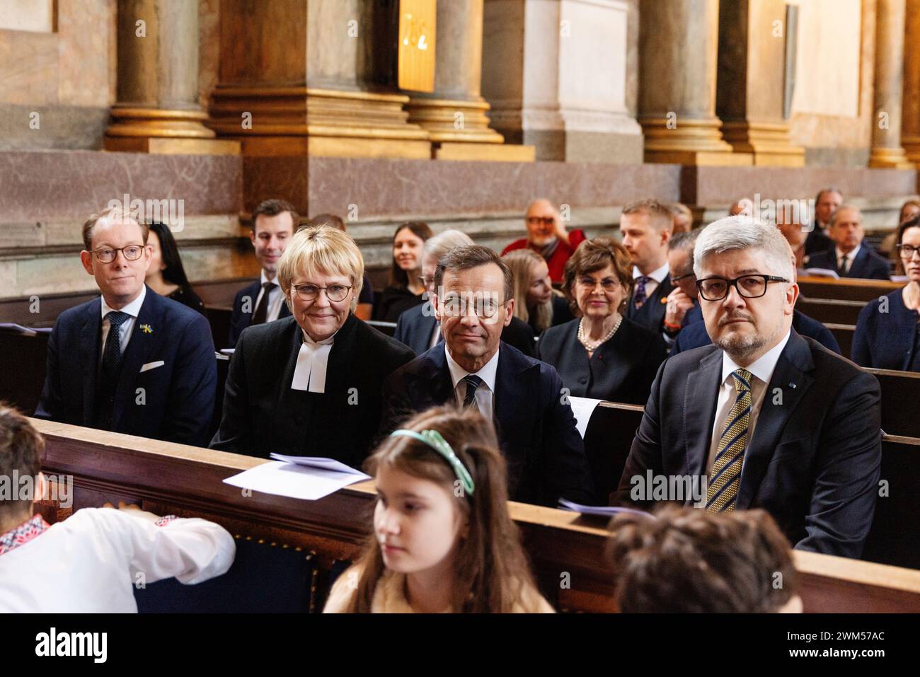 Stockholm, Schweden. Februar 2024. STOCKHOLM, SCHWEDEN 20240224Außenminister Tobias Billström, Birgitta Ed, Premierminister Ulf Kristersson und der ukrainische Botschafter Andrii Plakhotniuk nehmen am Samstag am zweiten Jahrestag der russischen Invasion in der Palastkirche im Königlichen Palast Teil. Foto: Caisa Rasmussen/TT/Code 12150 Credit: TT News Agency/Alamy Live News Stockfoto