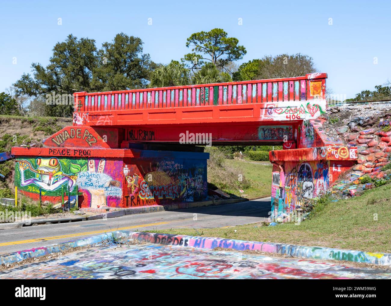 Farbenfrohe, beliebte Pensacola Graffiti Bridge (PGB), Pensacola, Florida. Stockfoto