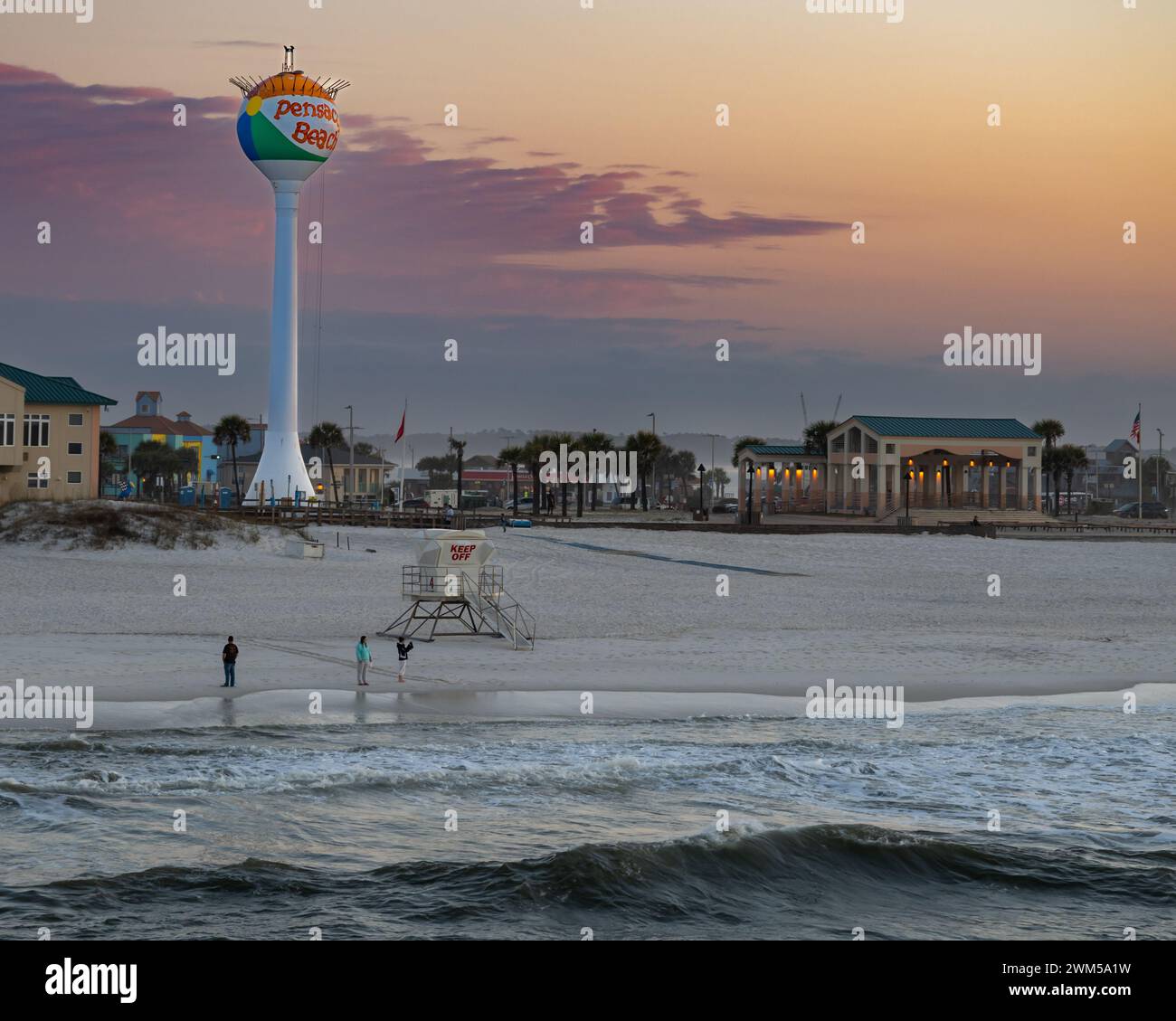 Frühaufsteher warten auf Sonnenaufgang in der Nähe des Pensacola Beach Water Tower, Pensacola, Golf von Mexiko, Florida. Stockfoto