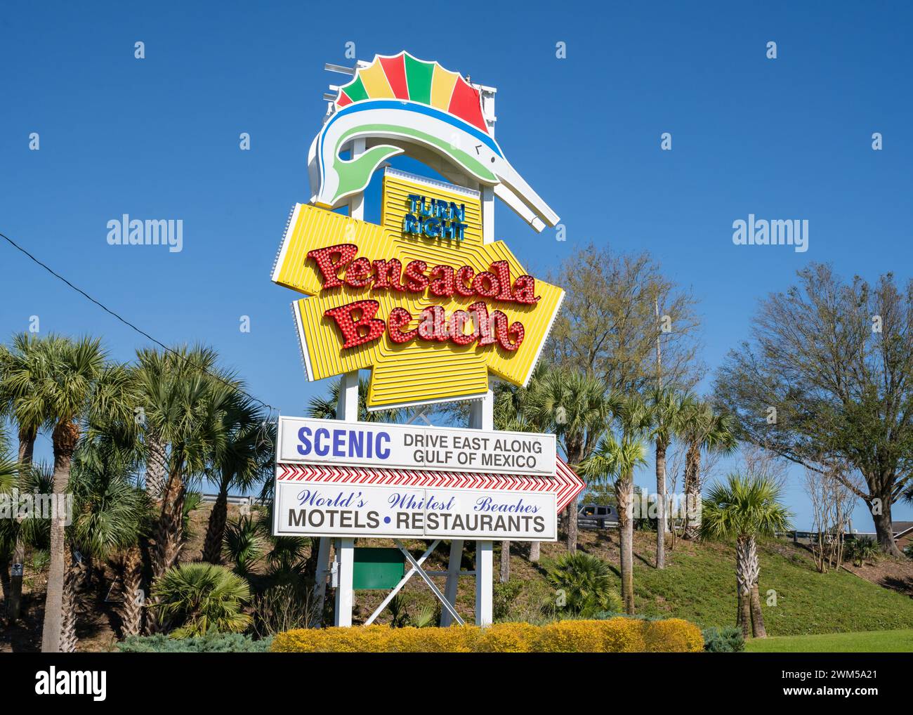 PENSACOLA, FL/USA - 16. MÄRZ 2022: Pensacola Beach Neonfischschild, Gulf Breeze, Florida. Stockfoto