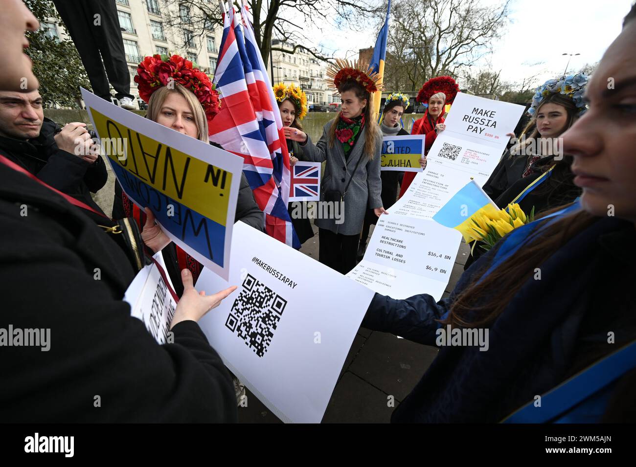 London, Großbritannien. Februar 2024. Zwei Jahre nach der russischen Invasion versammeln sich Ukranier am Marble Arch, um zum Trafalgar Square zu marschieren. Sie fordern weiterhin, dass Putin den Krieg in der Ukraine beendet und den Westen um mehr Unterstützung bittet. Guy Bell/Alamy Live News Stockfoto