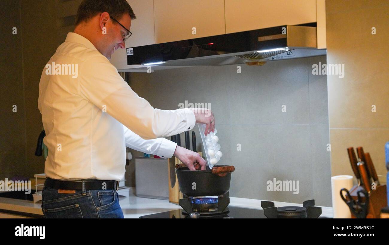 (240224) -- CHANGCHUN, 24. Februar 2024 (Xinhua) -- Sascha Schuerrer kocht Tangyuan, auch als klebrige Reisknödel bezeichnet, zu Hause in Changchun, nordöstlicher chinesischer Provinz Jilin, 23. Februar 2024. Die deutschen Ingenieure Sascha Schuerrer und seine Frau Johanna Garzon-Schuerrer verbringen zusammen mit ihrer Tochter Julia ihr erstes Laternenfest, den 15. Tag des ersten Monats des chinesischen Mondkalenders, der auf den 24. Februar dieses Jahres fällt, in Changchun, nordöstlich Chinas Provinz Jilin. Um die Zusammenarbeit zwischen China und Deutschland in der Automobilindustrie zu stärken, wurden mehr als 200 ausländische Ex-Unternehmen Stockfoto