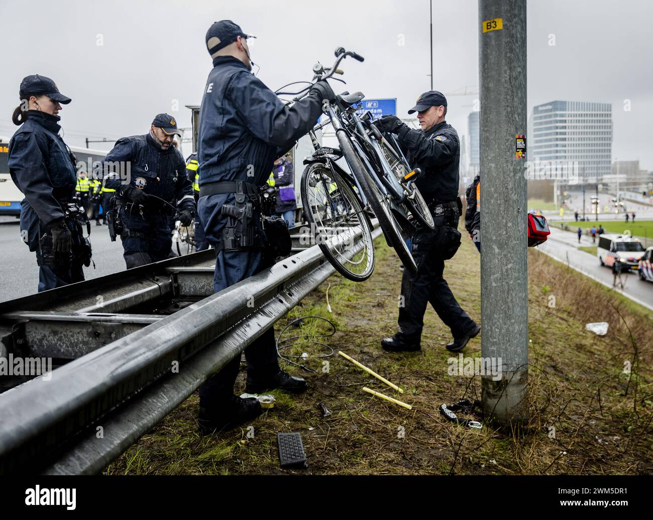 AMSTERDAM - die Polizei räumt Fahrräder, die von Demonstranten der Extinction Rebellion zurückgelassen wurden, nach einer Blockade der Autobahn A10 in der Nähe des ehemaligen ING-Hauptquartiers auf der Zuidas. Die Demonstranten fordern, dass die Bank alle Finanzierungen und Dienstleistungen für die fossile Industrie einstellt. ANP SEM VAN DER WAL niederlande aus - belgien aus Stockfoto