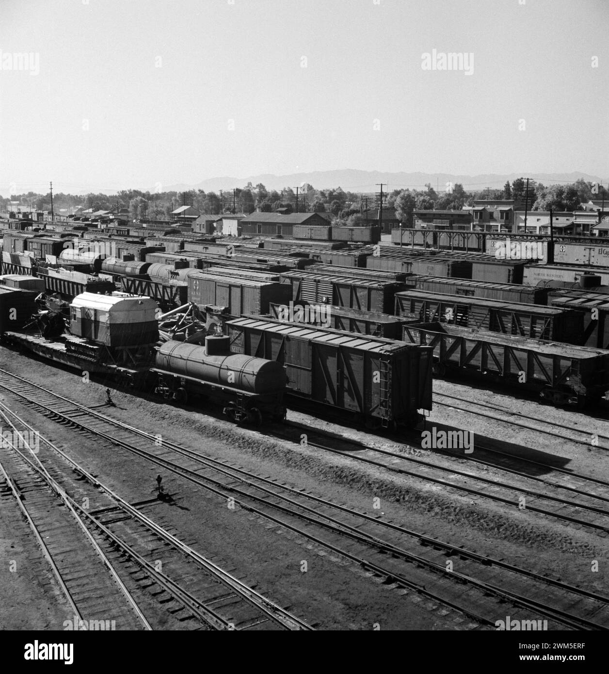 Güterzüge - Needles, Kalifornien. Eine allgemeine Ansicht der Atchison, Topeka und Santa Fe Railroad Yards - Jack Delano 1943 Stockfoto