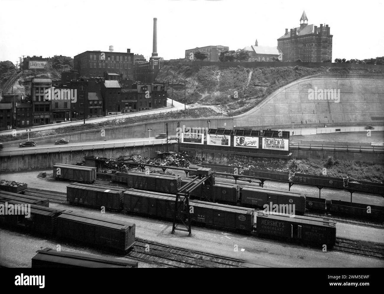 Railroad Yard 1935 - Blick nach Osten vom County Office Building über das Pittsburgh Transfer Warehouse and Transfer Company's Pittsburgh Railroad Yard zur Shingiss Street und dem Viertel Uptown Stockfoto
