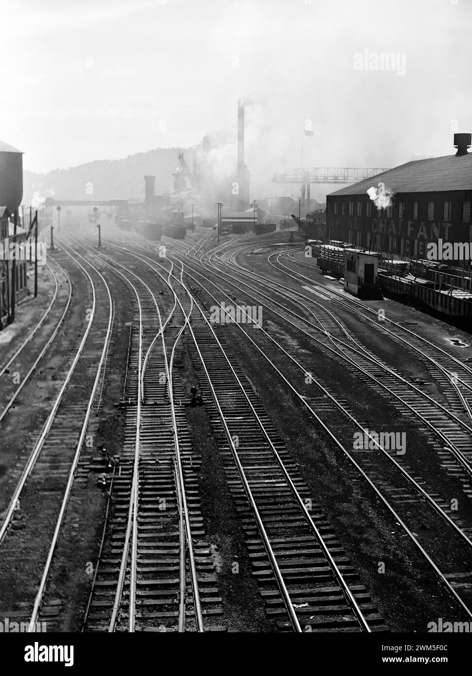 Eisenbahnbahnhof. Stahlwerk Carnegie-Illinois. Ätna, Pennsylvania, 1941 - Vachon, John, 1914-1975, Fotograf Stockfoto