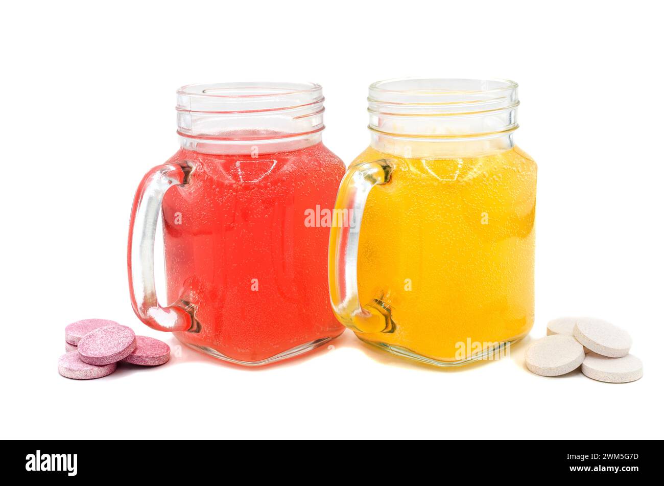 Brausetabletten in einem Glas Wasser-Nahaufnahme auf isoliertem Hintergrund. Vitamin-C-Tablette. Gesundheitskonzept. Stockfoto