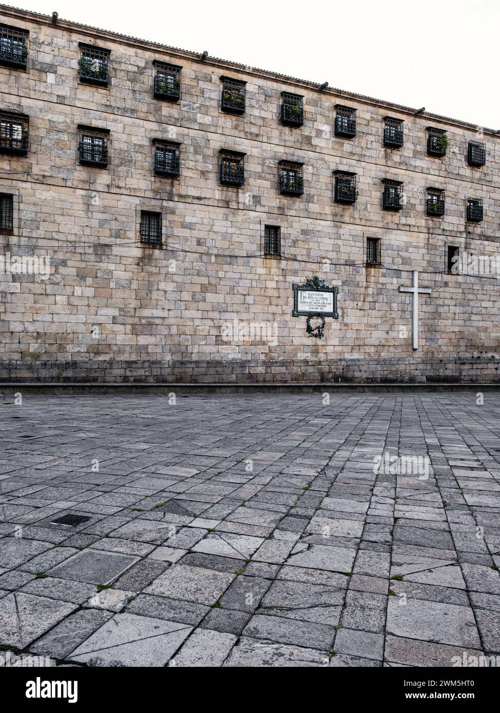 Santiago de Compostela, Spanien: Die Seitenwand aus Granit des Klosters San Paio von Antealtares, die den Quintana-Platz auf der Ostseite schließt. Stockfoto