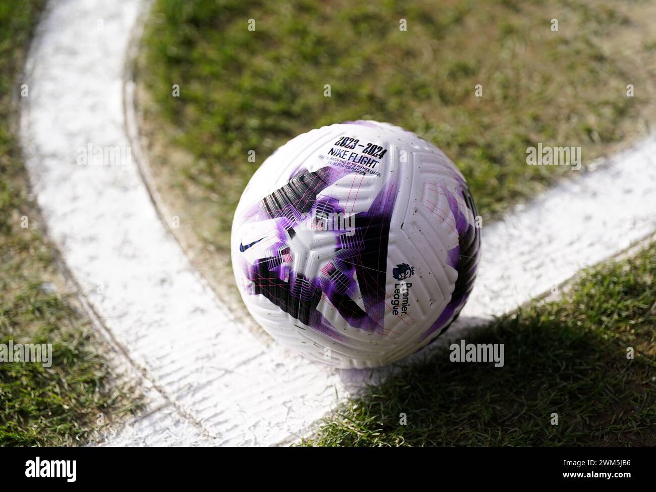 Eine allgemeine Ansicht eines Nike Flight Sommerspielballs vor dem Spiel der Premier League in Selhurst Park, London. Bilddatum: Samstag, 24. Februar 2024. Stockfoto