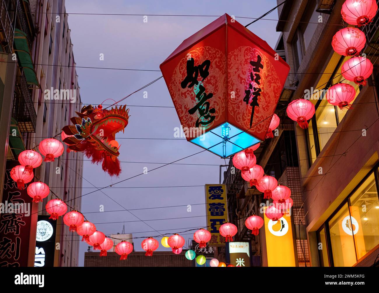Eine Straße in Taipeh ist mit Laternen in Form eines Drachen verziert, um das Jahr des Drachen zu feiern Stockfoto