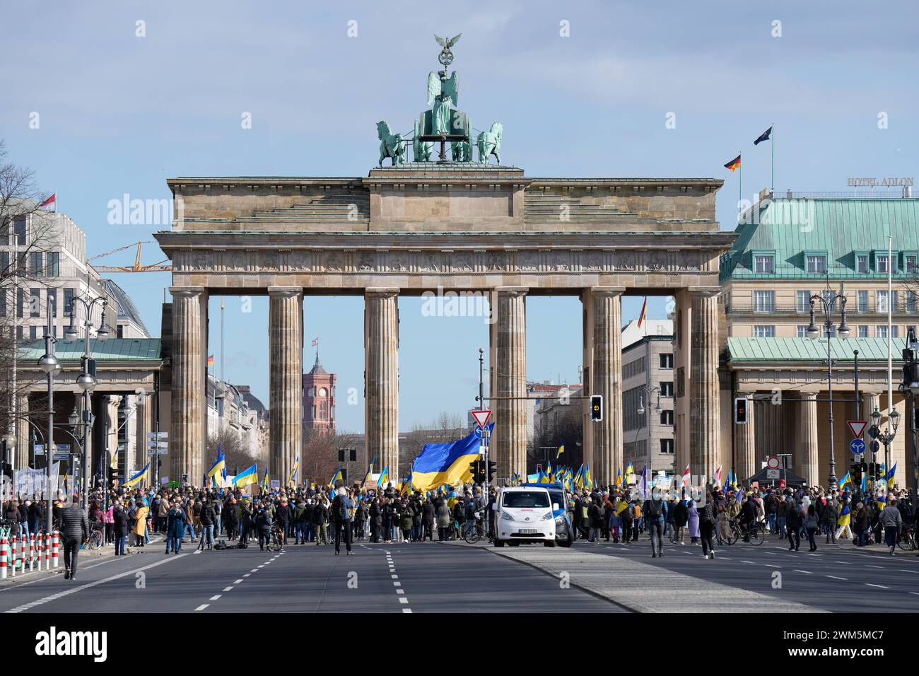 Ukraine Solidaritätsdemonstration Solidaritätsdemonstration Friedensverteidigung VictoryForPeace vor dem Brandenburger Tor in Berlin Berlin Berlin Deutschland *** Ukraine Solidaritätsdemonstration Friedensverteidigung VictoryForPeace vor dem Brandenburger Tor in Berlin Berlin Berlin Berlin Deutschland Stockfoto