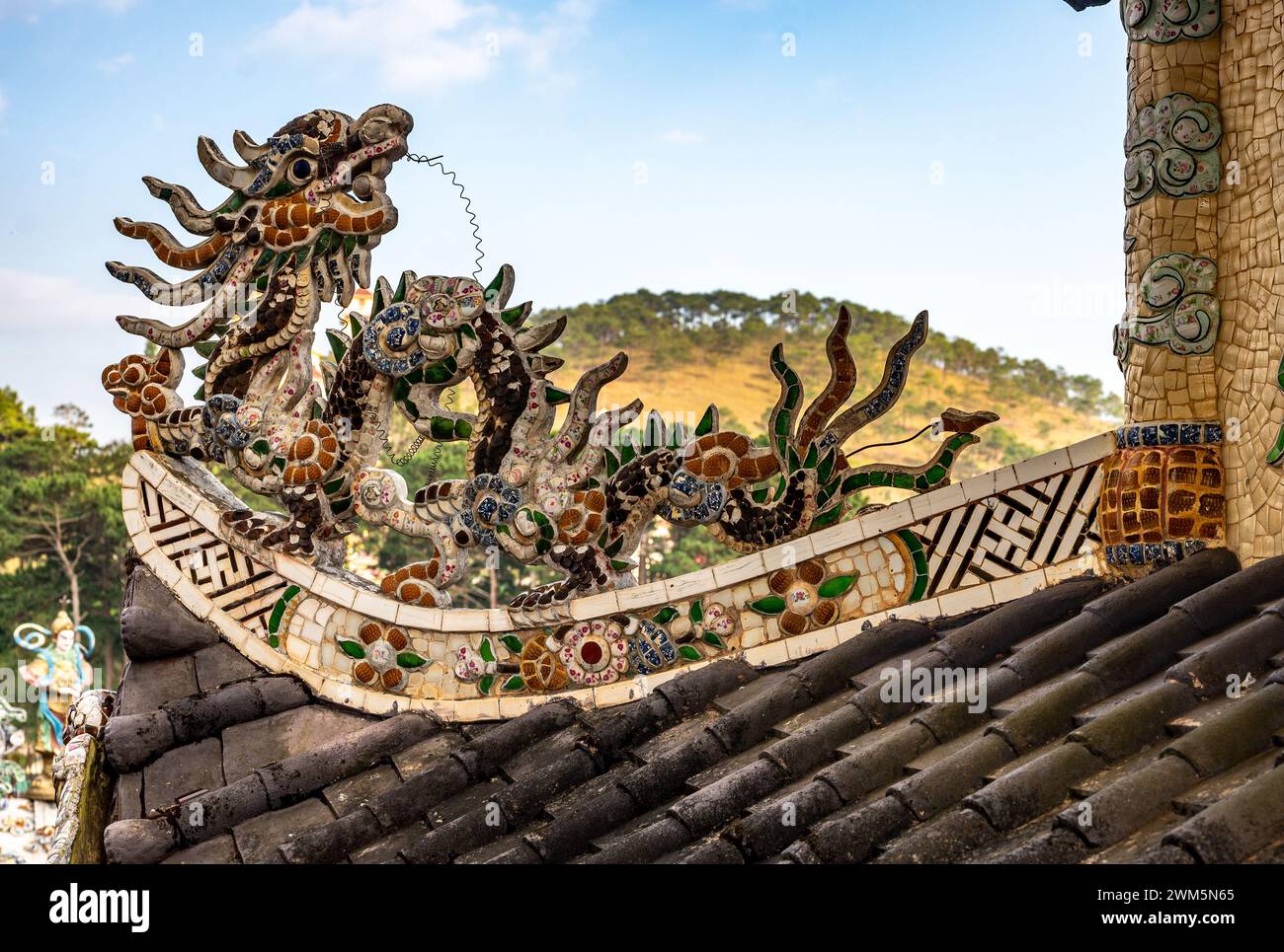 Atemberaubende Drachenskulptur, verziert mit lebendigen Mosaikfliesen, schmückt das Dach der Pagode als fesselndes architektonisches Element. Komplizierte Details und Rik Stockfoto
