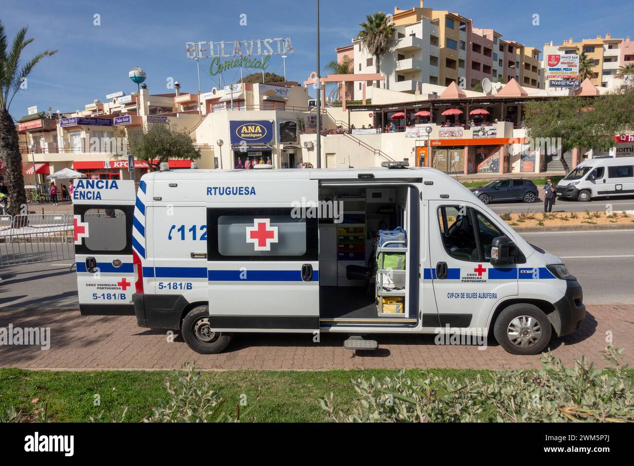 Portugiesischer Ambulanz des Roten Kreuzes bei der Tour of the Algarve (Volta ao Algarve 2024), beim Road Cycling Stage Race Albufeira Portugal 17. Februar 2024 Stockfoto