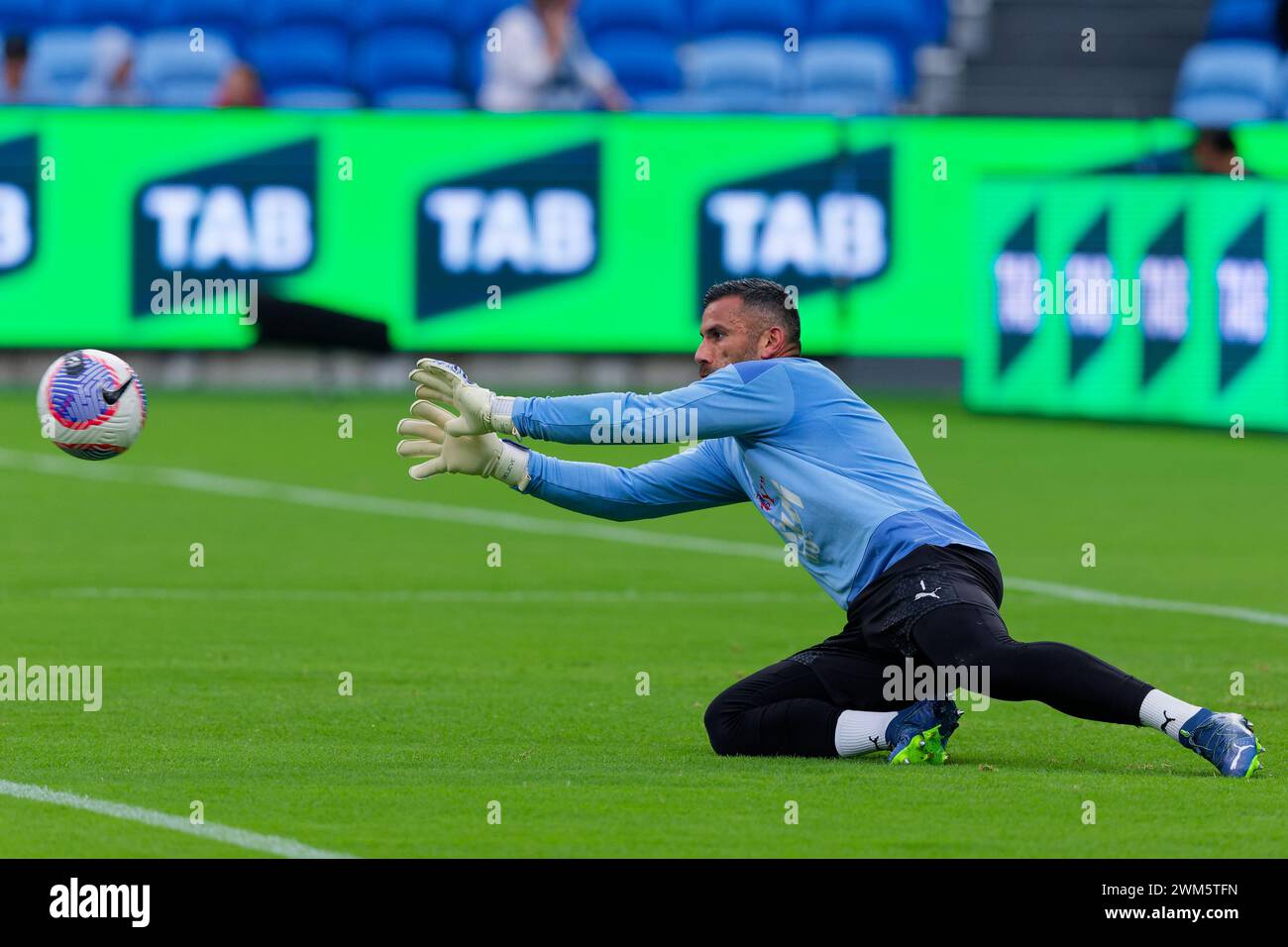 Sydney, Australien. Februar 2024. Torhüter Jamie Young aus Melbourne City wärmt sich vor dem A-League Men Rd18-Spiel zwischen Sydney FC und Melbourne City am 24. Februar 2024 in Sydney auf. Credit: IOIO IMAGES/Alamy Live News Stockfoto